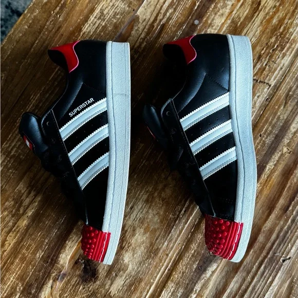 Adidas x LEGO Big Kids Superstar sneakers in black/red - Picture 6 of 8